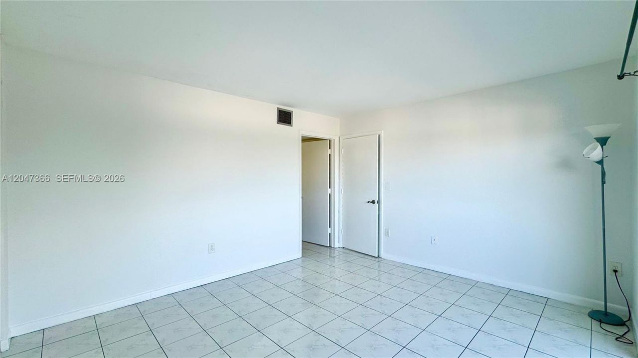130 S Shore Dr , Unit 4B, Miami Beach, FL 33141 Photo