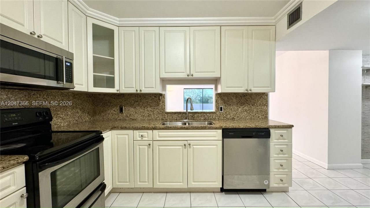 130 S Shore Dr , Unit 4B, Miami Beach, FL 33141 Photo