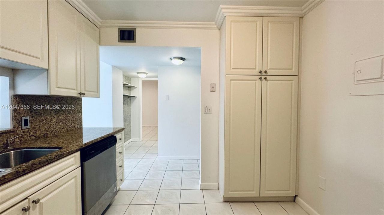 130 S Shore Dr , Unit 4B, Miami Beach, FL 33141 Photo