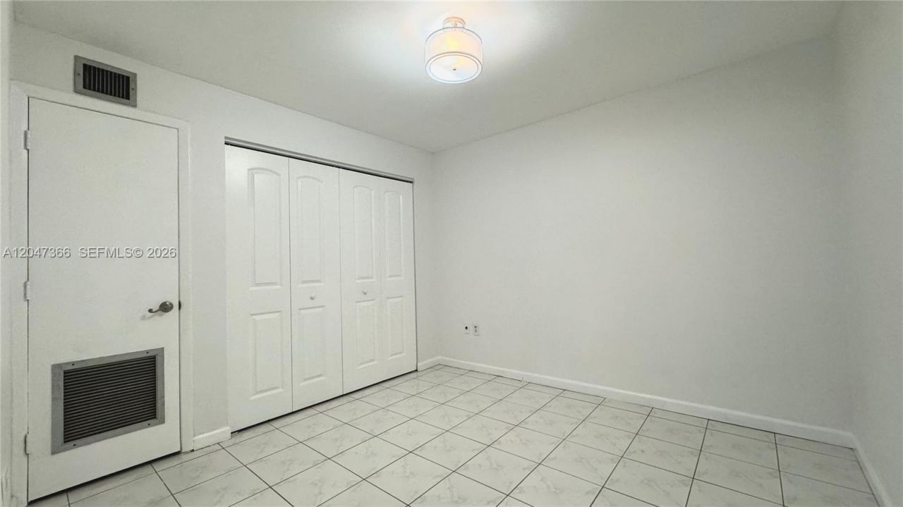 130 S Shore Dr , Unit 4B, Miami Beach, FL 33141 Photo