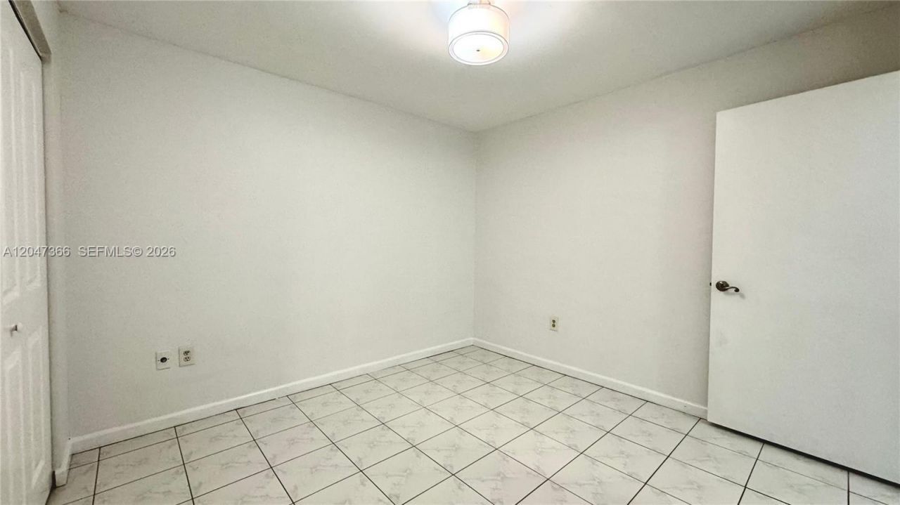 130 S Shore Dr , Unit 4B, Miami Beach, FL 33141 Photo