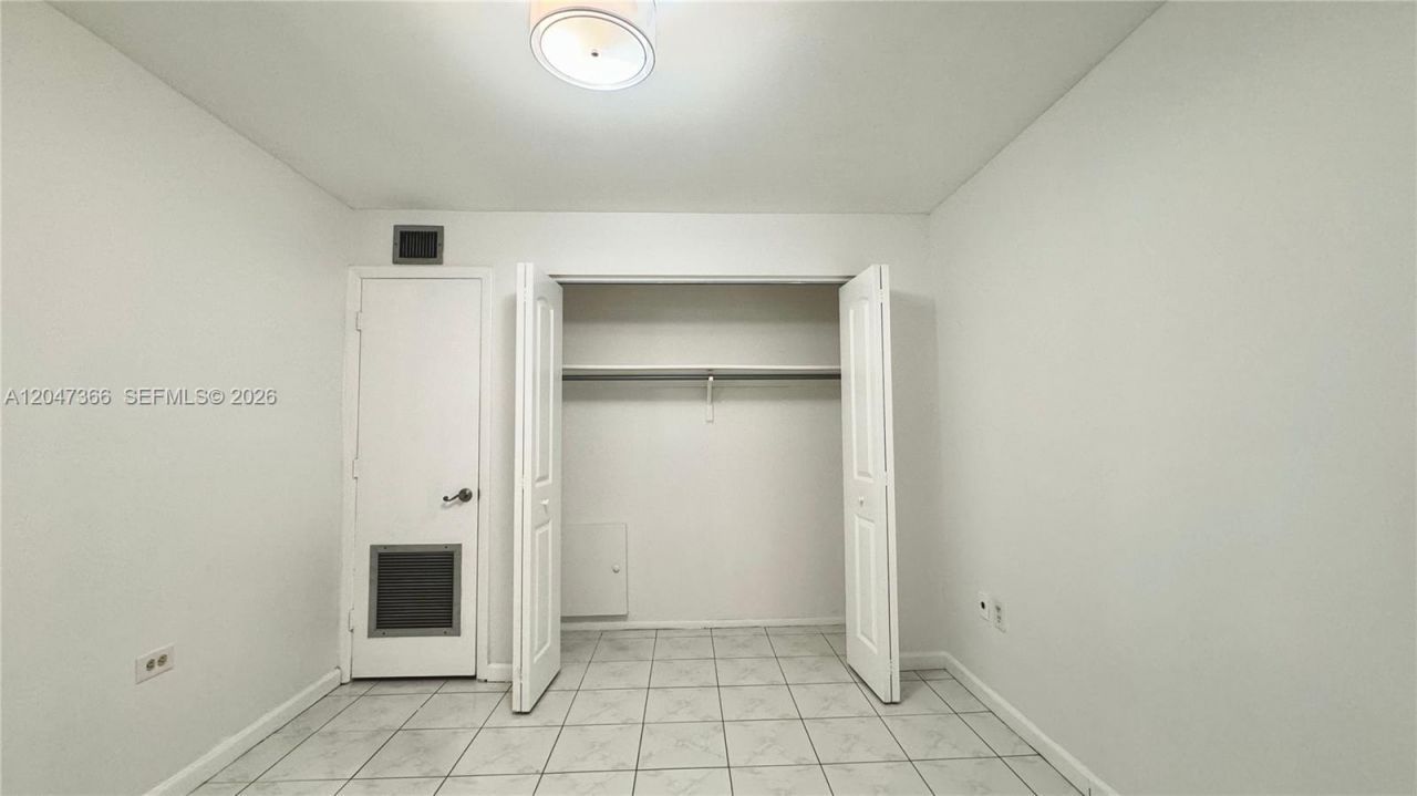 130 S Shore Dr , Unit 4B, Miami Beach, FL 33141 Photo
