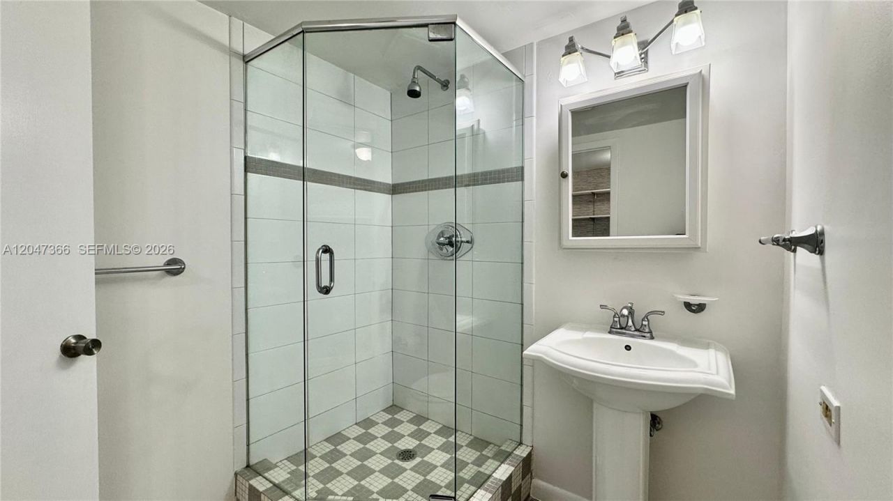 130 S Shore Dr , Unit 4B, Miami Beach, FL 33141 Photo