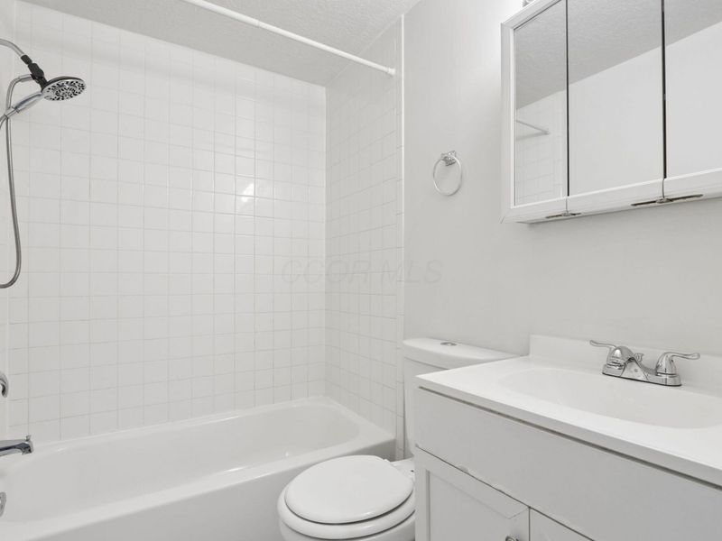 4838 Refugee Road, Columbus, OH 43232 Photo 14