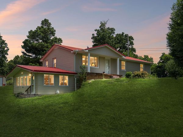 827 Tommy Oliver Rd , Clarksville, TN 37042