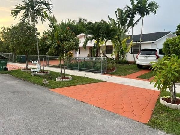 11461 SW 193rd St , Miami, FL 33157