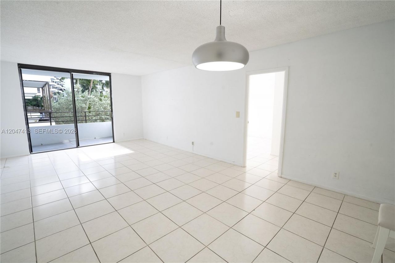 600 Three Islands Blvd, Unit 316, Hallandale Beach, FL 33009 Photo