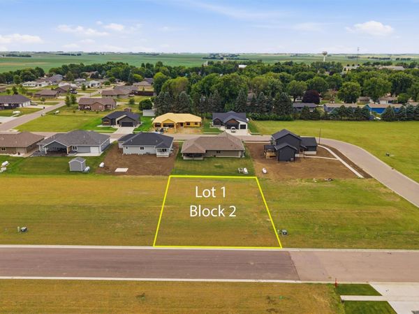 1404 Castle St, Larchwood, IA 51241