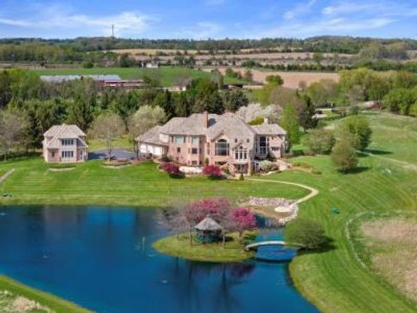 N84W36411 Riverwood Ln, Lac La Belle, WI 53066