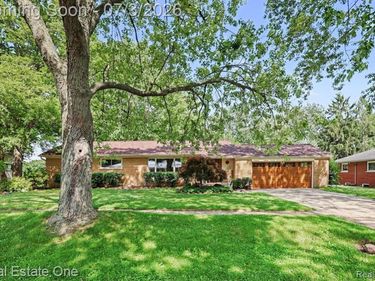 400 Juliet Drive, Almont Vlg, MI 48003