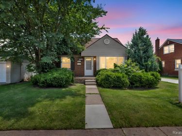 7641 Pelham Road, Allen Park, Mi 48101