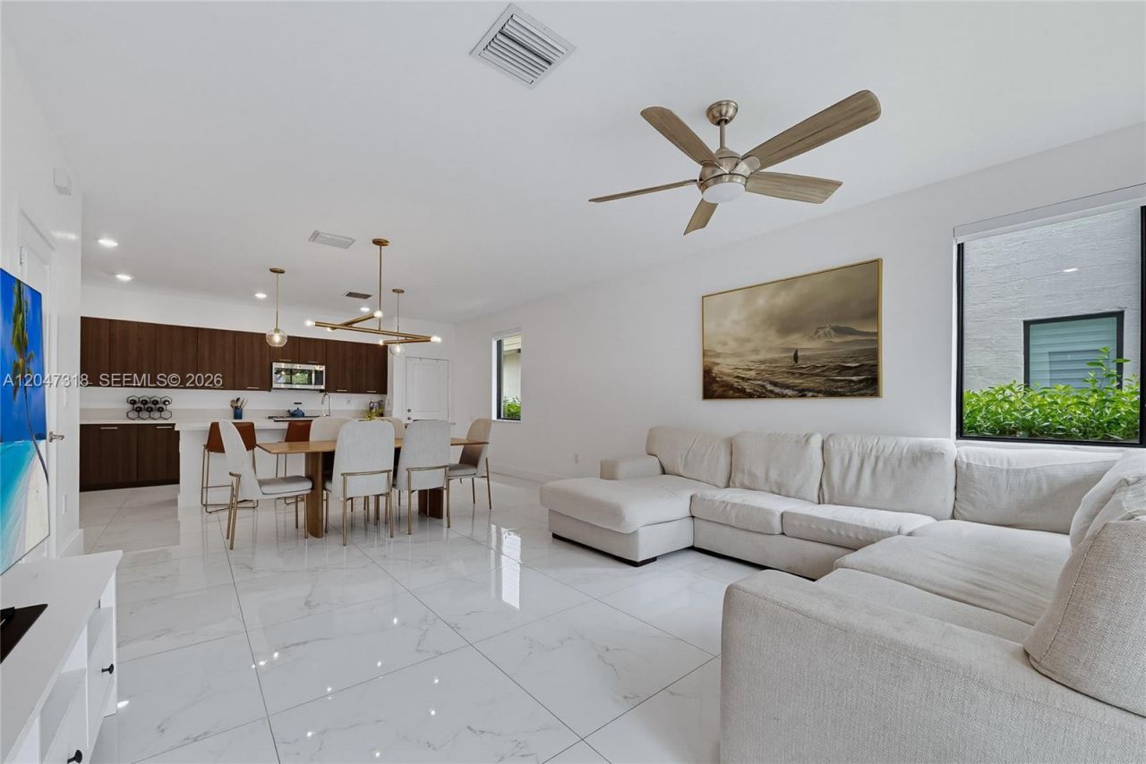 4605 NW 83rd Path, Doral, FL 33166 Photo