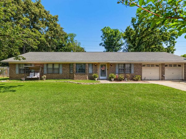246 New Castle Dr, Florence, AL 35633