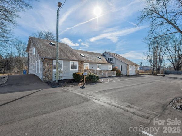 5030 Hendersonville Road , Fletcher, NC 28732