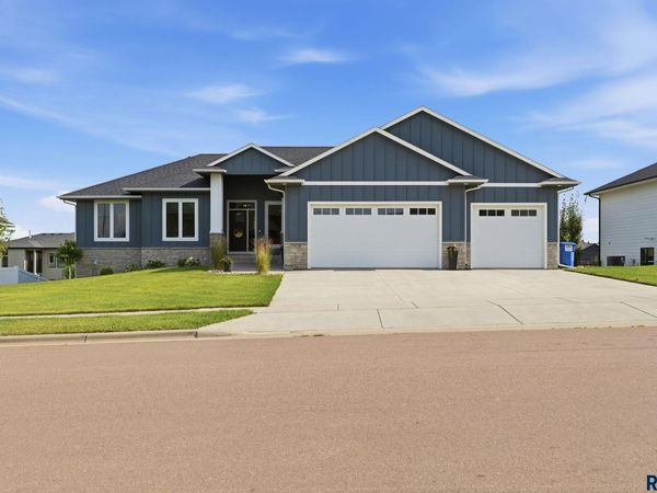 7428 E Twin Pines Ct, Sioux Falls, SD 57110