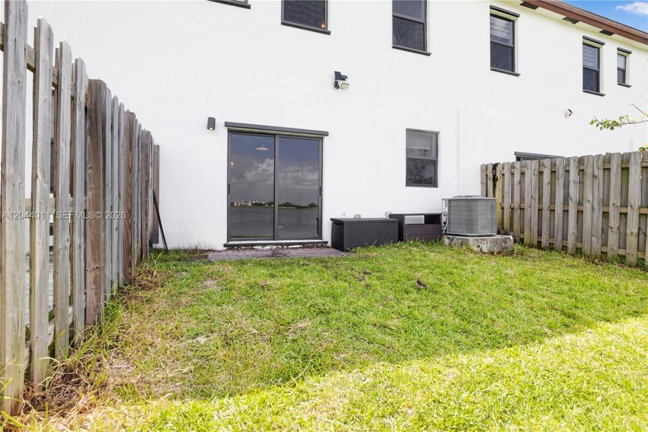 20610 NE 5th Pl , Miami, FL 33179 Photo