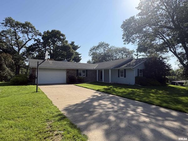 300 N SUNSET Drive, Manito, IL 61546
