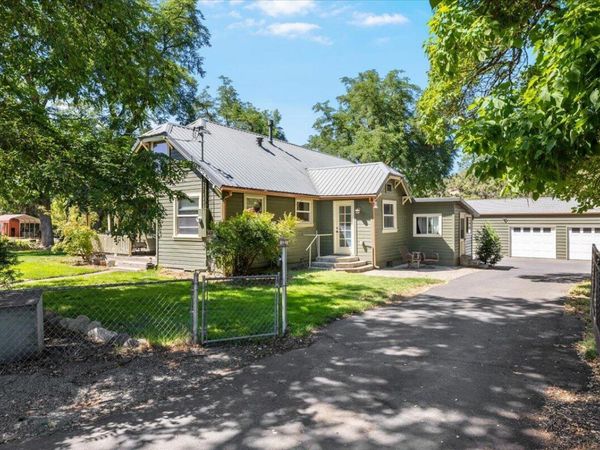 1833 2nd Avenue, Gold Hill, OR 97525