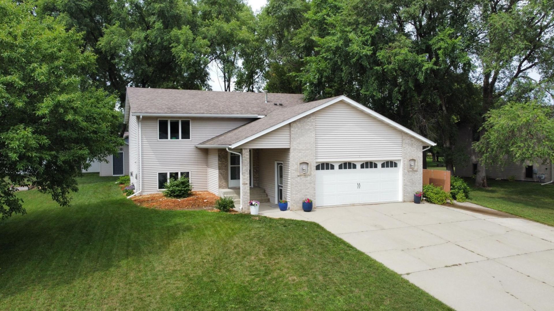 210 Ridgecrest Drive , Cannon Falls, MN 55009