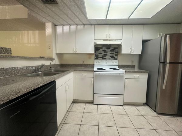 5011 Wiles Rd, Unit 207, Coconut Creek, FL 33073