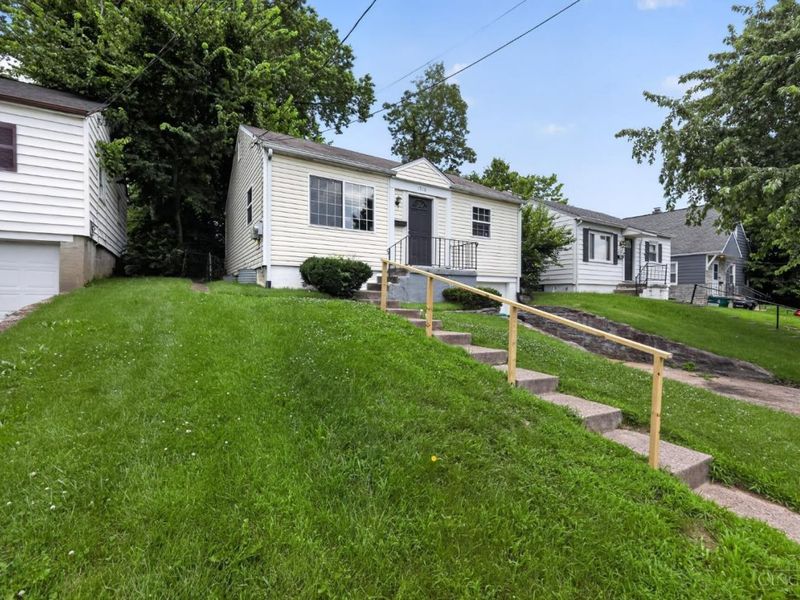 1910 Ashbrook Drive, Cincinnati, OH 45238 Photo 2