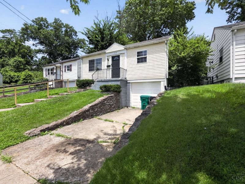 1910 Ashbrook Drive, Cincinnati, OH 45238 Photo 3