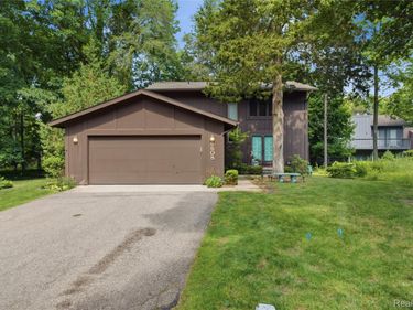 6608 Red Cedar Lane, West Bloomfield Township, Mi 48324