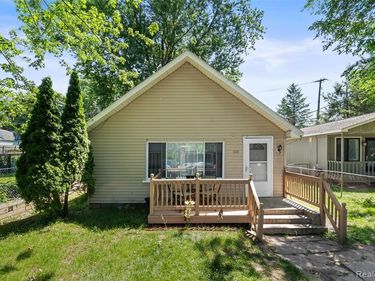 1325 E Lake Drive, Novi, MI 48377