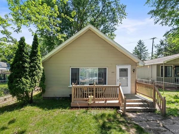 1325 E Lake Drive , Novi, MI 48377
