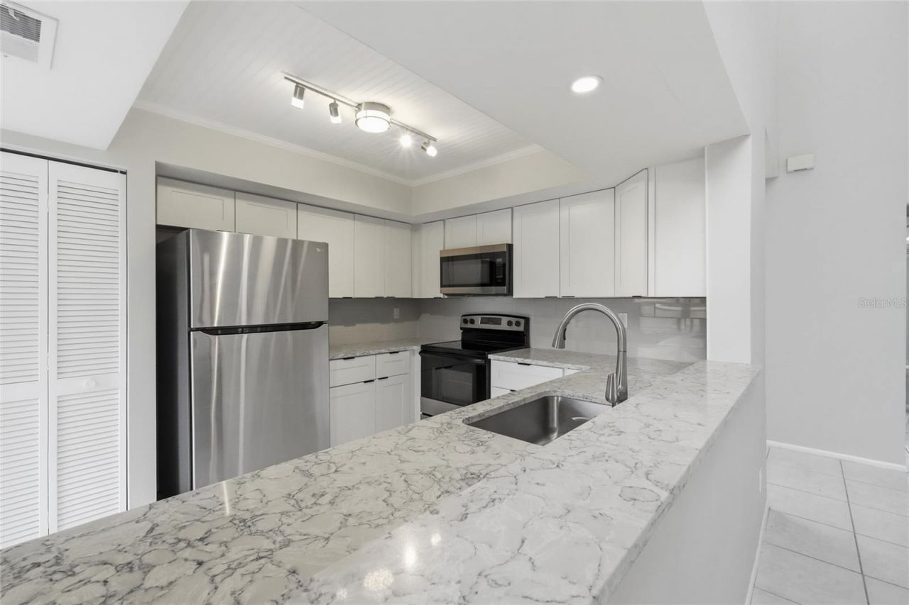 8232 Country Oaks Court, Sarasota, FL 34243 Photo