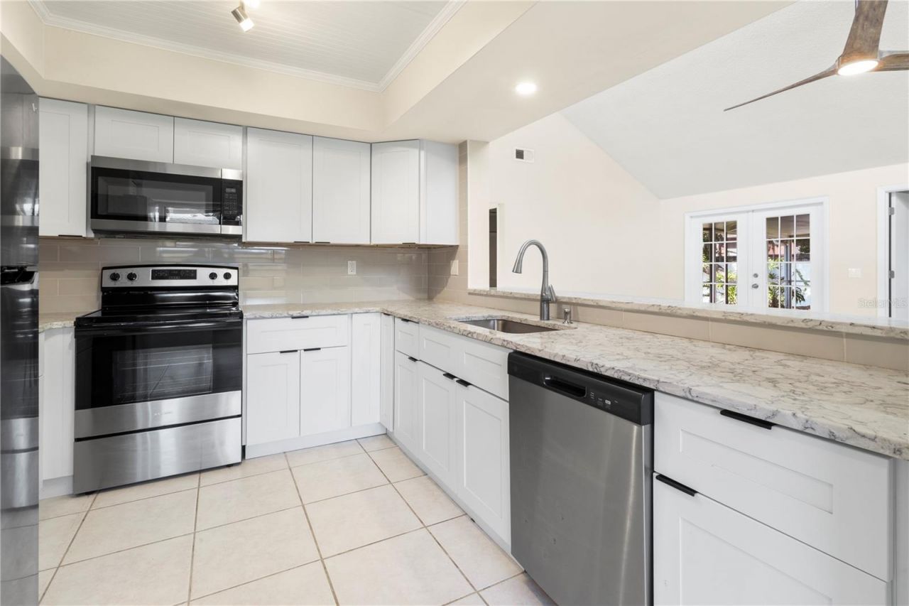 8232 Country Oaks Court , Sarasota, FL 34243 Photo