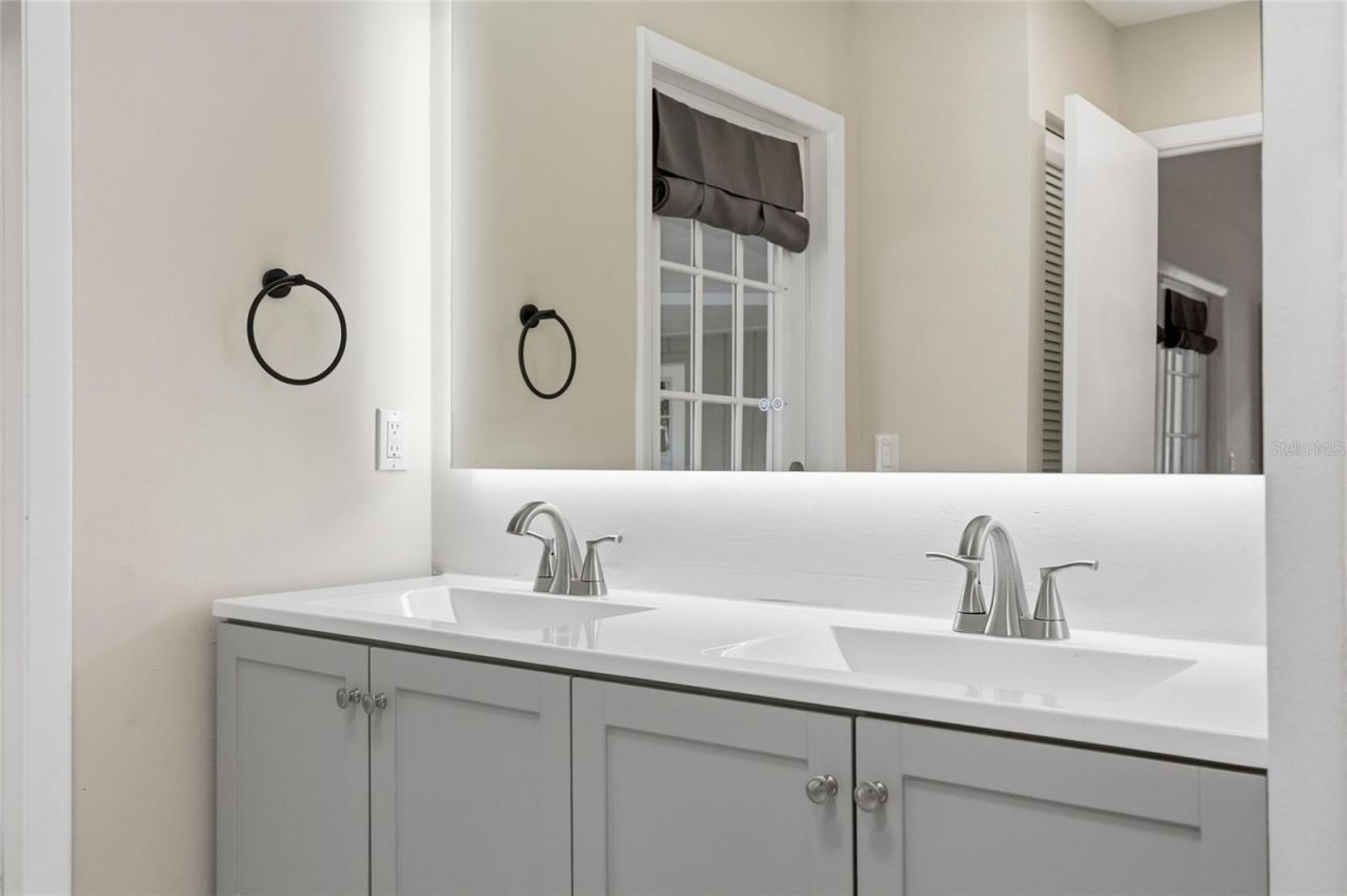 8232 Country Oaks Court, Sarasota, FL 34243 Photo