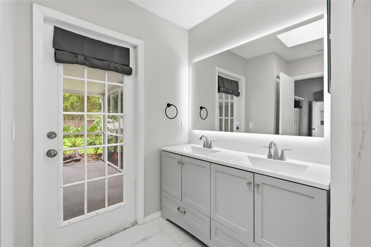 8232 Country Oaks Court, Sarasota, FL 34243 Photo
