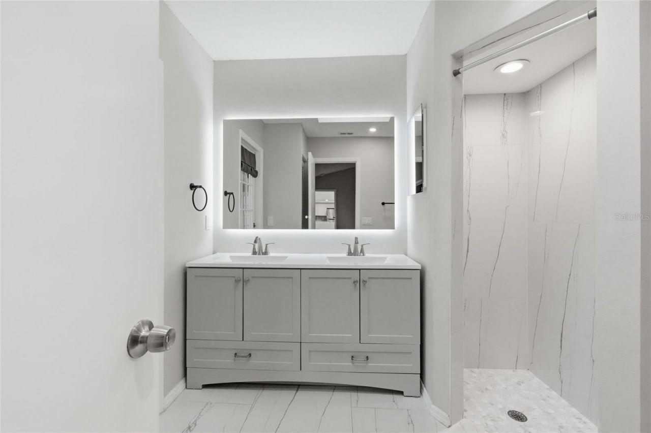 8232 Country Oaks Court, Sarasota, FL 34243 Photo