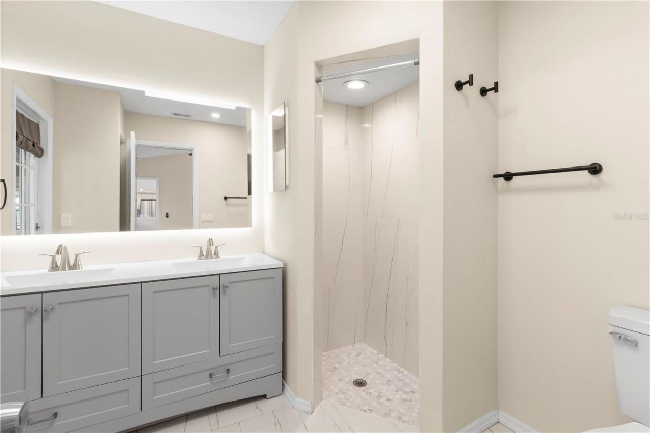 8232 Country Oaks Court , Sarasota, FL 34243 Photo