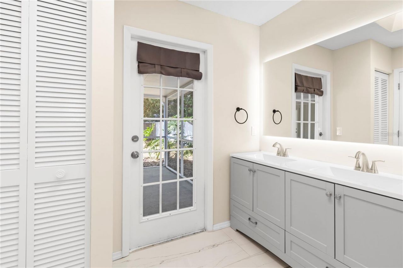 8232 Country Oaks Court , Sarasota, FL 34243 Photo