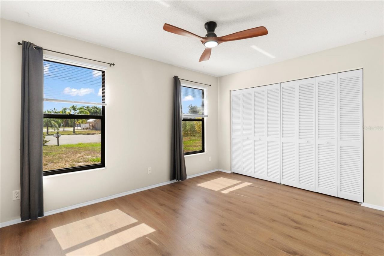 8232 Country Oaks Court , Sarasota, FL 34243 Photo