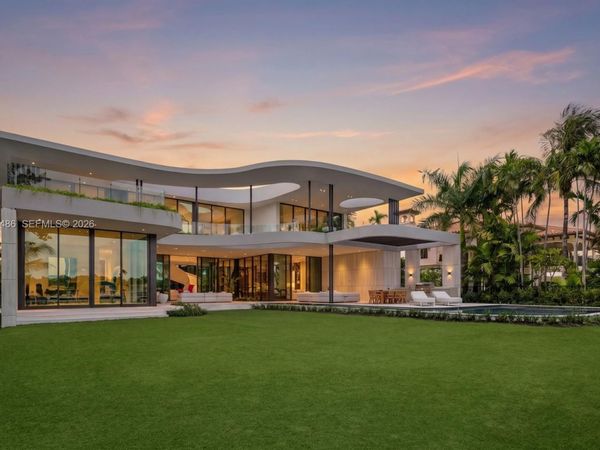 1015 S Southlake Dr, Hollywood, FL 33019