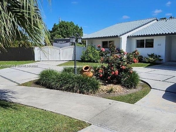 61 NW 132nd Pl , Miami, FL 33182