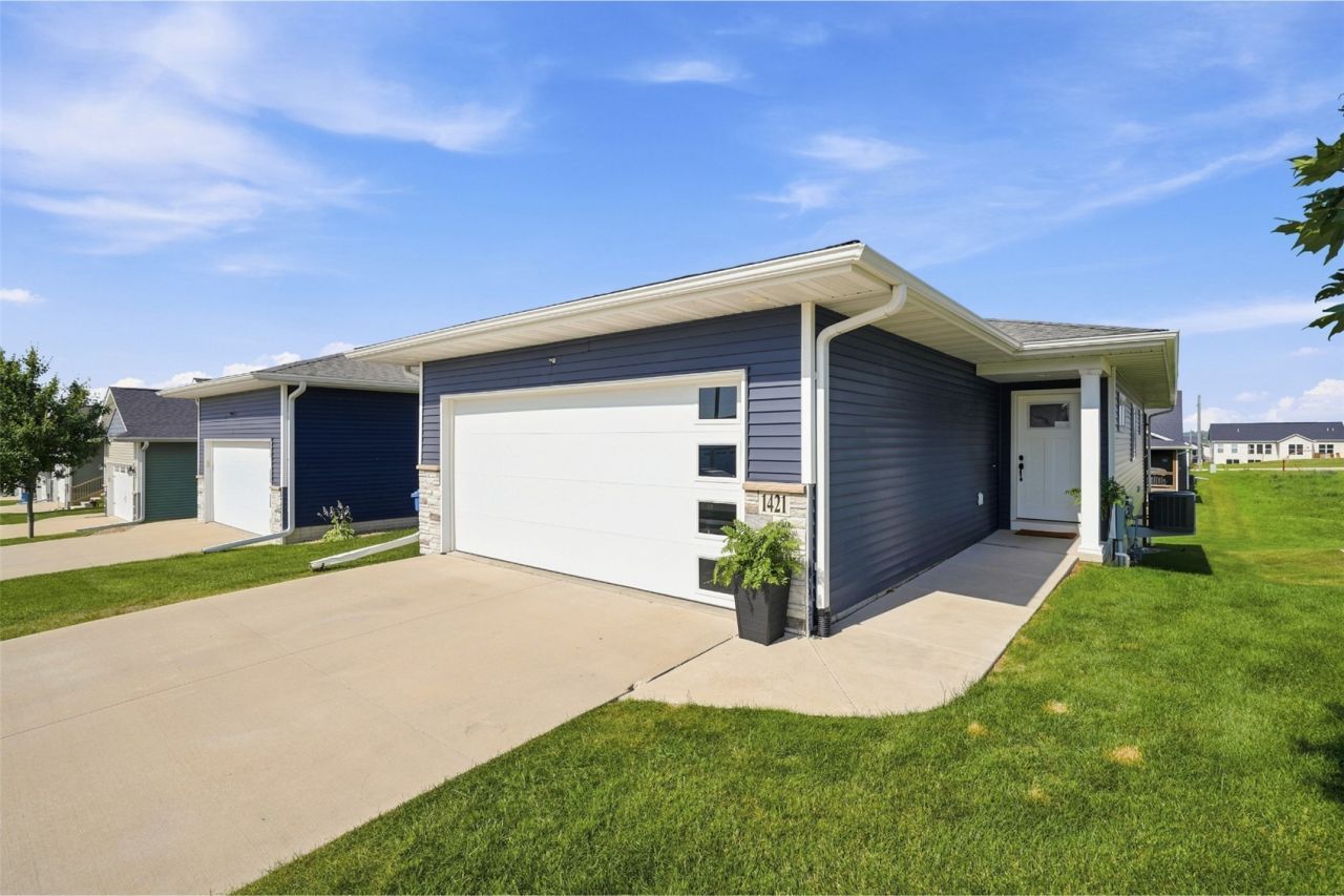 1421 Applewood Drive, Fairfax, IA 52228 Main Photo