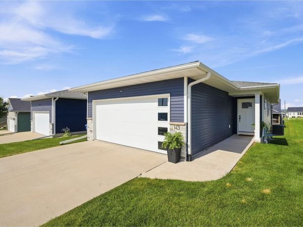 1421 Applewood Drive, Fairfax, IA 52228