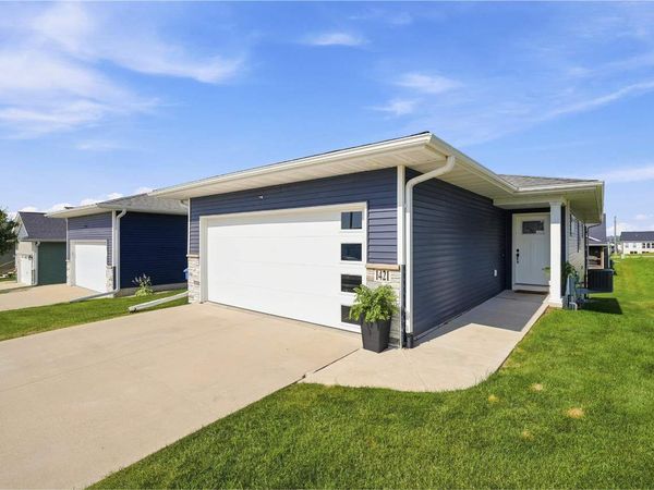 1421 Applewood Drive, Fairfax, IA 52228