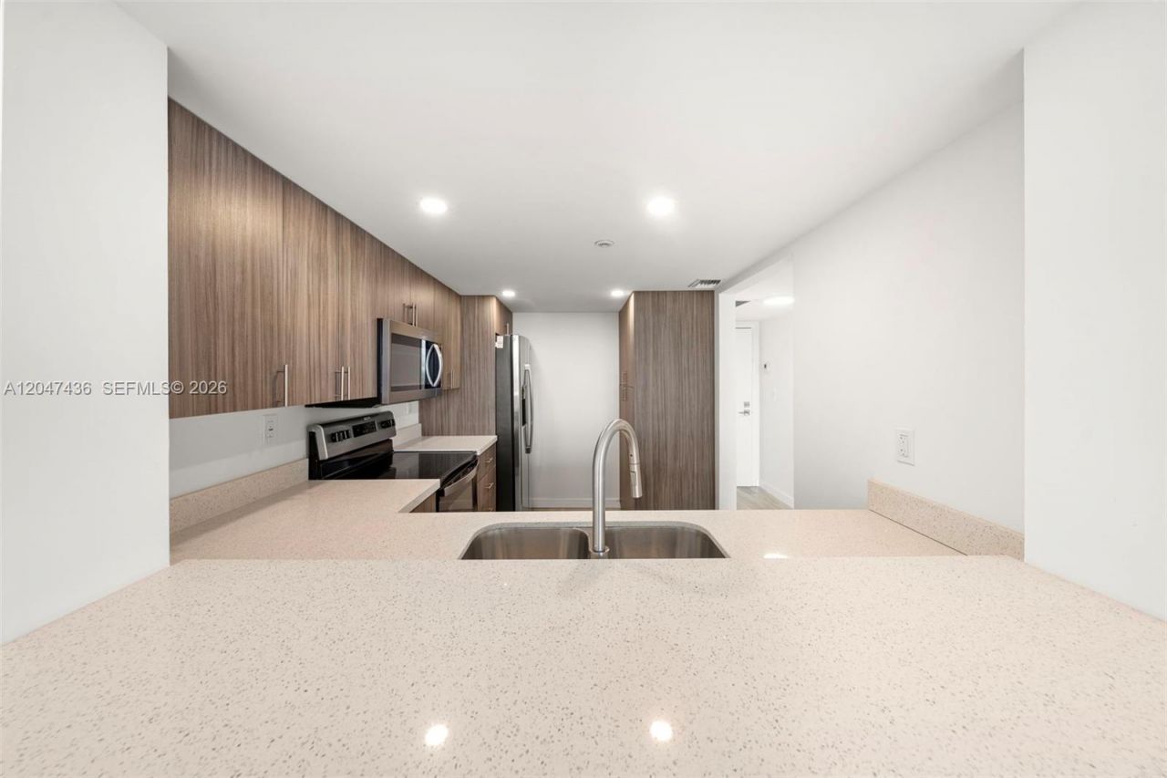 2555 Collins Ave , Unit 706, Miami Beach, FL 33140 Photo