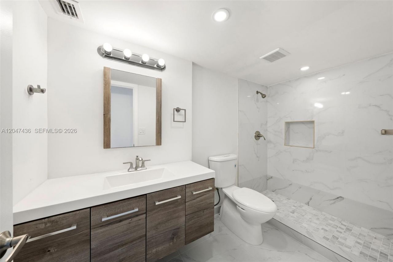 2555 Collins Ave , Unit 706, Miami Beach, FL 33140 Photo