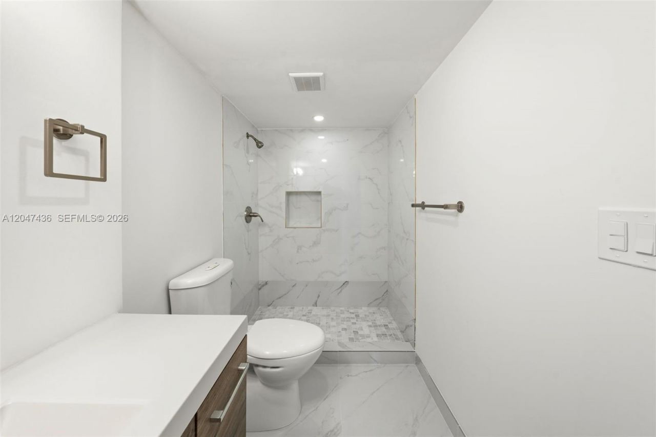 2555 Collins Ave , Unit 706, Miami Beach, FL 33140 Photo