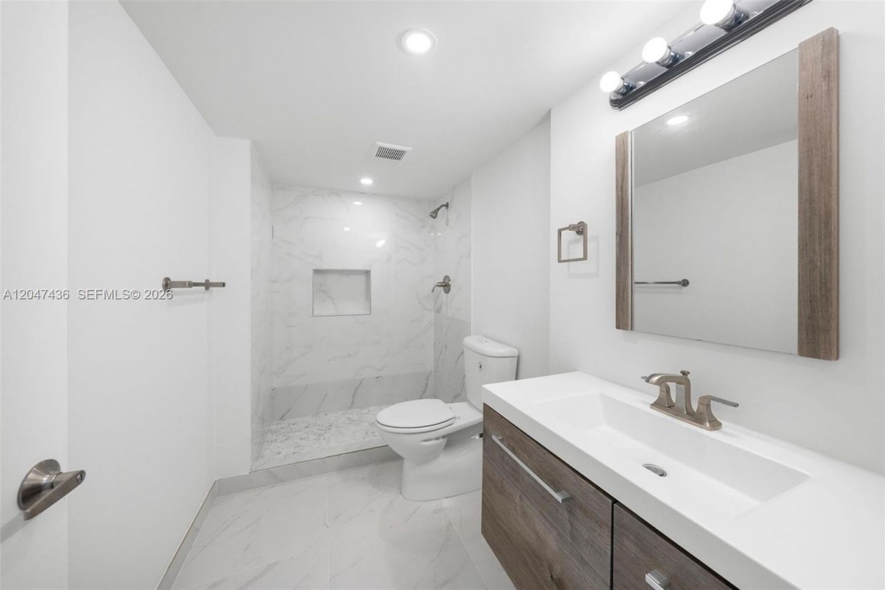 2555 Collins Ave , Unit 706, Miami Beach, FL 33140 Photo