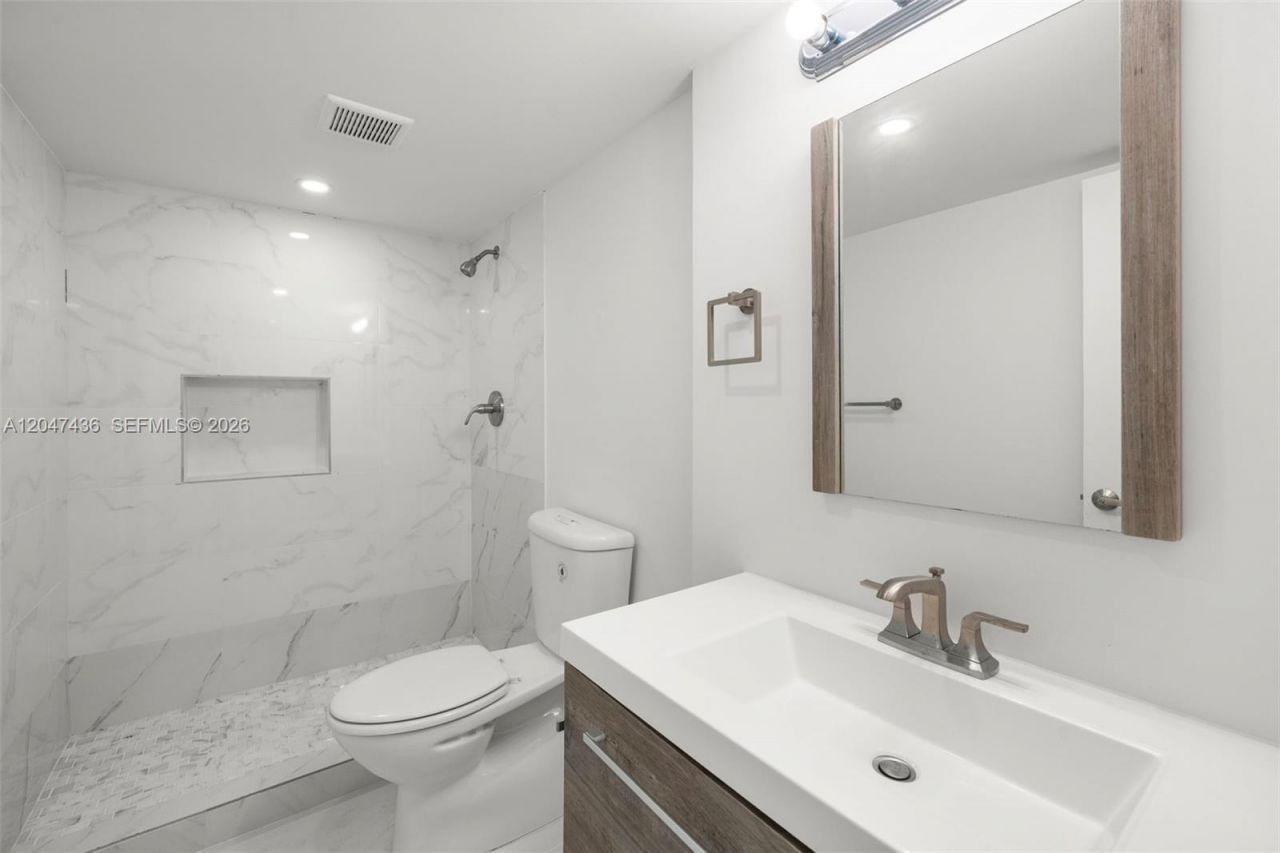 2555 Collins Ave , Unit 706, Miami Beach, FL 33140 Photo