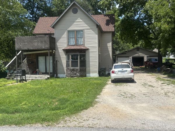 135 W Springfield Street, Aurora, MO 65605
