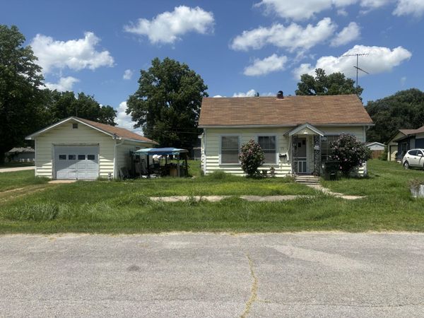 15 W Lee Street, Aurora, MO 65605