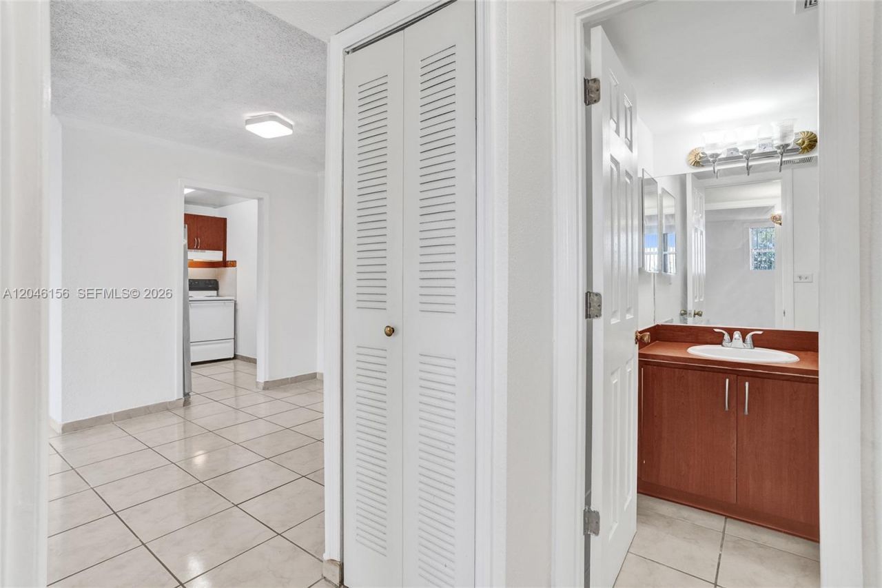 606 W 81st St , Unit 323, Hialeah, FL 33014 Photo
